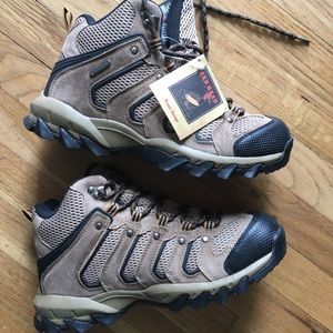 Brand new men’s hiking boots - size 9